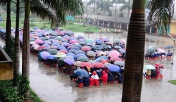 Tranh luận về bức ảnh nữ sinh đội mưa dự lễ kỷ niệm 8/3