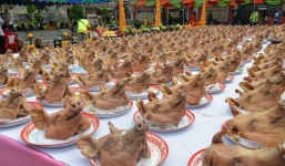 Nữ tín chủ dâng 300 đầu heo lên chùa làm lễ tạ ơn