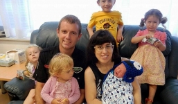 Gặp bà mẹ “chỉ cần hắt hơi là con rơi ra ngoài”