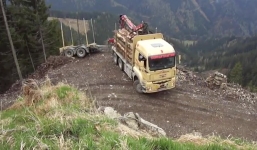 Thót tim với màn quay đầu bên bờ vực của xe tải