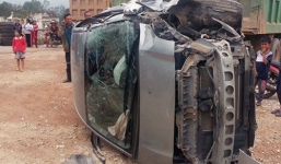 Xế hộp lộn nhào trên Quốc lộ 1A như phim hành động