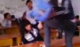 Phẫn nộ với clip nữ sinh bị đánh tới tấp bằng ghế nhựa