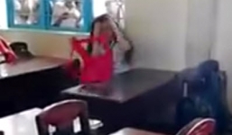 Cảnh nữ sinh lớp 7 bị đánh bằng ghế nhựa trong lớp gây lo ngại