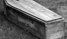 Bé gái bất ngờ sống lại sau khi qua đời 16 năm