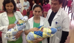 Hy hữu: Cặp song sinh sinh non nặng 5 lạng, to bằng cổ tay đã được nuôi dưỡng thành công 