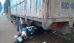 Nam thanh niên rũ áo mưa bên đường làm một người suýt mất mạng