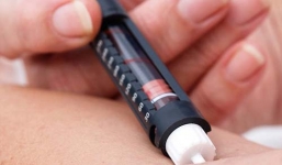 Dùng bút thử máu đâm 15 bạn học, nam sinh bị đuổi học