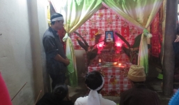 Sản phụ tử vong bất thường: Đau lòng cảnh bé gái 4 tuổi thắp hương cho mẹ