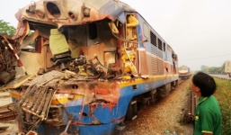 Sau khi đâm xe tải, đầu máy tàu hỏa đứt lìa, lửa bắn tung tóe