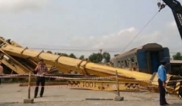 Cần cẩu “khủng” bị lật khi cứu hộ tàu hỏa