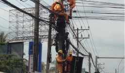 Cứu nhân viên bị điện giật, treo lơ lửng trên không 30 phút