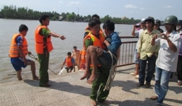 Giải cứu nam thanh niên định nhảy cầu tự tử nhưng...sợ độ cao