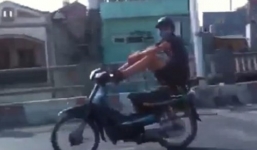 “Dân chơi” lái xe bằng hai chân bị ngã đập mặt xuống đường