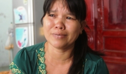 Nữ sinh bị đánh hội đồng: Người mẹ khóc ngất khi xem clip