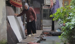 Video: Cận cảnh nơi người Hà Nội phải đi vệ sinh bằng... túi bóng