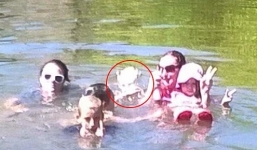 Giật mình 'người lạ' xuất hiện trong bức ảnh chụp dưới hồ