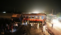 Nhân chứng bàng hoàng kể lại giây phút tàu đâm vào xe tải