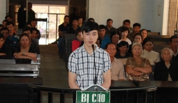 Thanh niên đâm chết người vì bị trai làng vây đánh