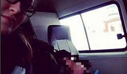 Nữ nhân viên y tế chụp ảnh 'tự sướng' bên bệnh nhân hấp hối