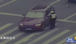 CSGT Trung Quốc bị xe sang kéo lê đến chết khi đang làm nhiệm vụ