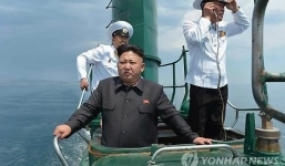 Kim Jong-un lần đầu công khai cùng em gái đi thị sát quân đội ngoài khơi