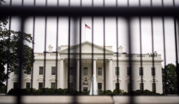 Bảo vệ cấp cao của Obama say xỉn, tông xe vào rào Nhà Trắng