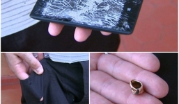 Thoát chết nhờ điện thoại Samsung đỡ đạn