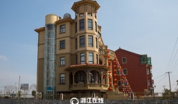 Đại gia nông dân xây biệt thự có thang máy ngoài trời để ngắm cảnh