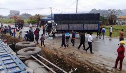 Hai xe tải lao đầu vào nhau, một xe “bay” xuống ruộng