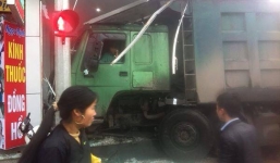 Ninh Bình: Xe tải lao thẳng vào nhà dân
