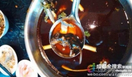 Đi ăn, phát hoảng thấy chuột dưới đáy nồi lẩu