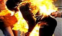 Không đòi được nợ, chồng mua 5 lít xăng về tự thiêu?