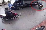 Video: Mất lái, xe máy đi loạng choạng đâm vào xe tải