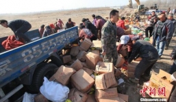 Người dân tranh nhau “hôi” hàng giả sắp bị tiêu hủy về dùng