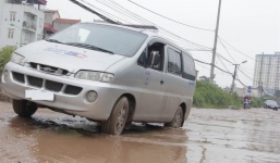 Video: Người dân Hà Nội khổ sở vượt con đường 'đau khổ'