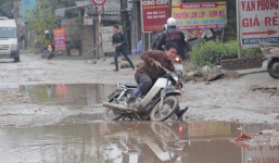 Cận cảnh con đường 'đau khổ' giữa Hà Nội
