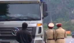 Gây tai nạn bỏ trốn, xe tải tông cả cảnh sát giao thông