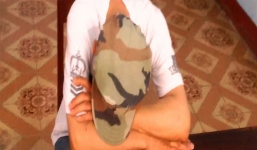 Việt kiều đâm liên tiếp vào đùi nam thanh niên vì cho rằng bị nhìn đểu