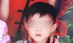 Ăn kẹo mút rơi trên đường, bé 6 tuổi tử vong