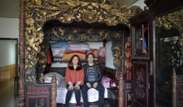 Cận cảnh chiếc giường dát vàng cổ 200 tuổi dát vàng của đại gia