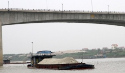 Phát hiện 3 người chết bất thường trên tàu chở cát ở sông Hồng