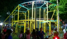 Hai em nhỏ ngã văng xuống đất khi chơi tàu lượn