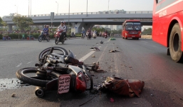 Tài xế xe tải 'cười tươi' bỏ chạy sau khi tông nát xe máy