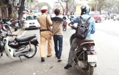 Gặp CSGT, nam thanh niên vứt xe bỏ chạy