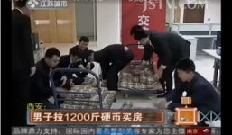 Dùng xe tải chở 600 kg tiền xu đi mua nhà