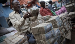 Nơi tiền vứt thành đống dưới đất và được bán như... rau