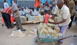 Video: Chợ vứt tiền thành đống dưới đất, bán tiền như bán... rau