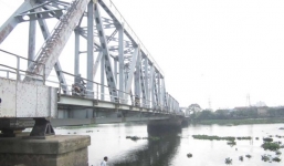 Nam thanh niên nhảy sông tự tử, bạn gái hoảng hốt kêu cứu