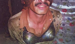 Bật cười khi thấy chiến binh IS độn ngực, mặc váy để trốn khỏi Iraq