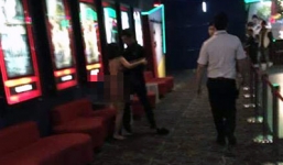 Thiếu nữ Hải Phòng khỏa thân níu kéo người yêu ở rạp chiếu phim bị 'ném đá'